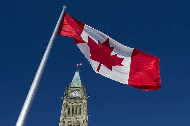 rp_710975-drapeau-canadien-flotte-ciel-colline.jpg